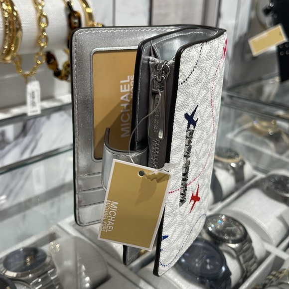 ХMichael Kors Medium Saffiano Leather Bifold Wallet 
Optic White Aeroplane
NWT - Picture 10 of 16